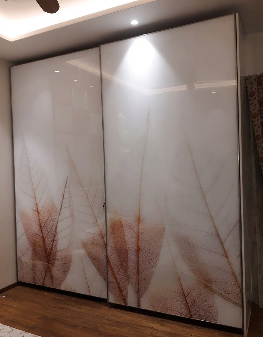 Sliding wardrobe with printed lacquered-glass doors in a leaf design, Hyderabad